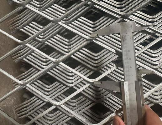 Forma de buraco de diamante Rede metálica expandida espessura 0,5-6,0 mm superfície plana para decoração