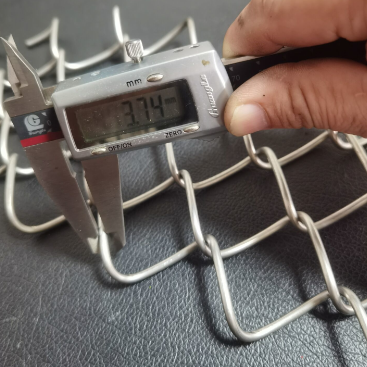SS316 Chain Link Wire Mesh com excelente desempenho anti-errosão para áreas costeiras de sal-spray e resistência à corrosão por ácidos e álcalis