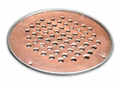 Há um disco perfurado de cobre do filtro com furos redondos.
