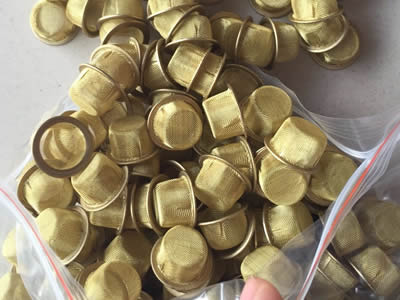 Diversos filtros em forma de bacia são feitos da malha tecida de bronze e da borda de bronze.